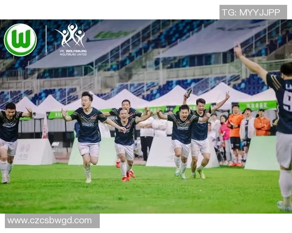 奔跑中的足球明星瞬间展现速度与激情的视频精彩回顾