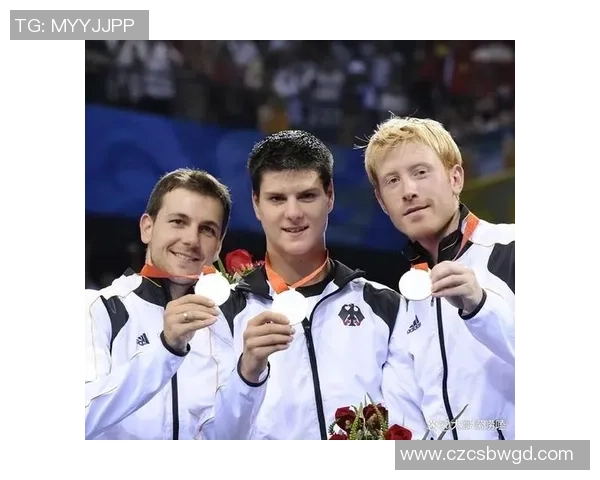 足球球星退役后的新生活 球迷心中的传奇与现实的碰撞