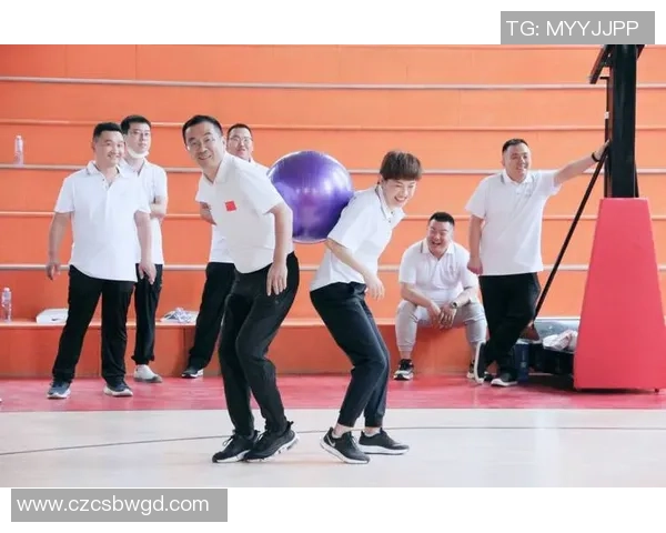 足球球星挑战毽球技术极限 展现惊人脚法与灵活身姿 足球球星挑战毽球技术极限 展现惊人脚法与灵活身姿